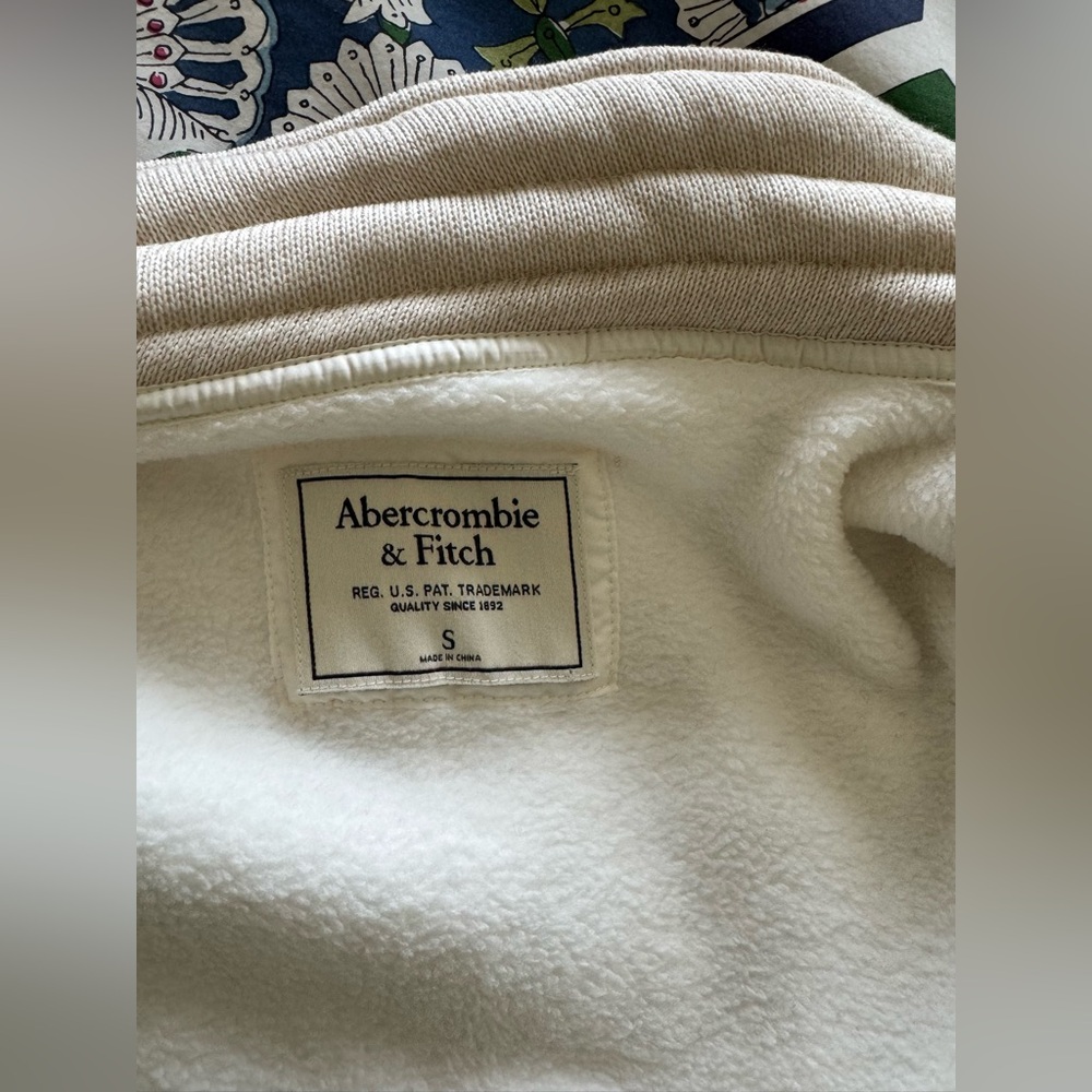 Abercrombie Women's Quilted & Fleece Beige Cream Vest - Picture 7 of 8